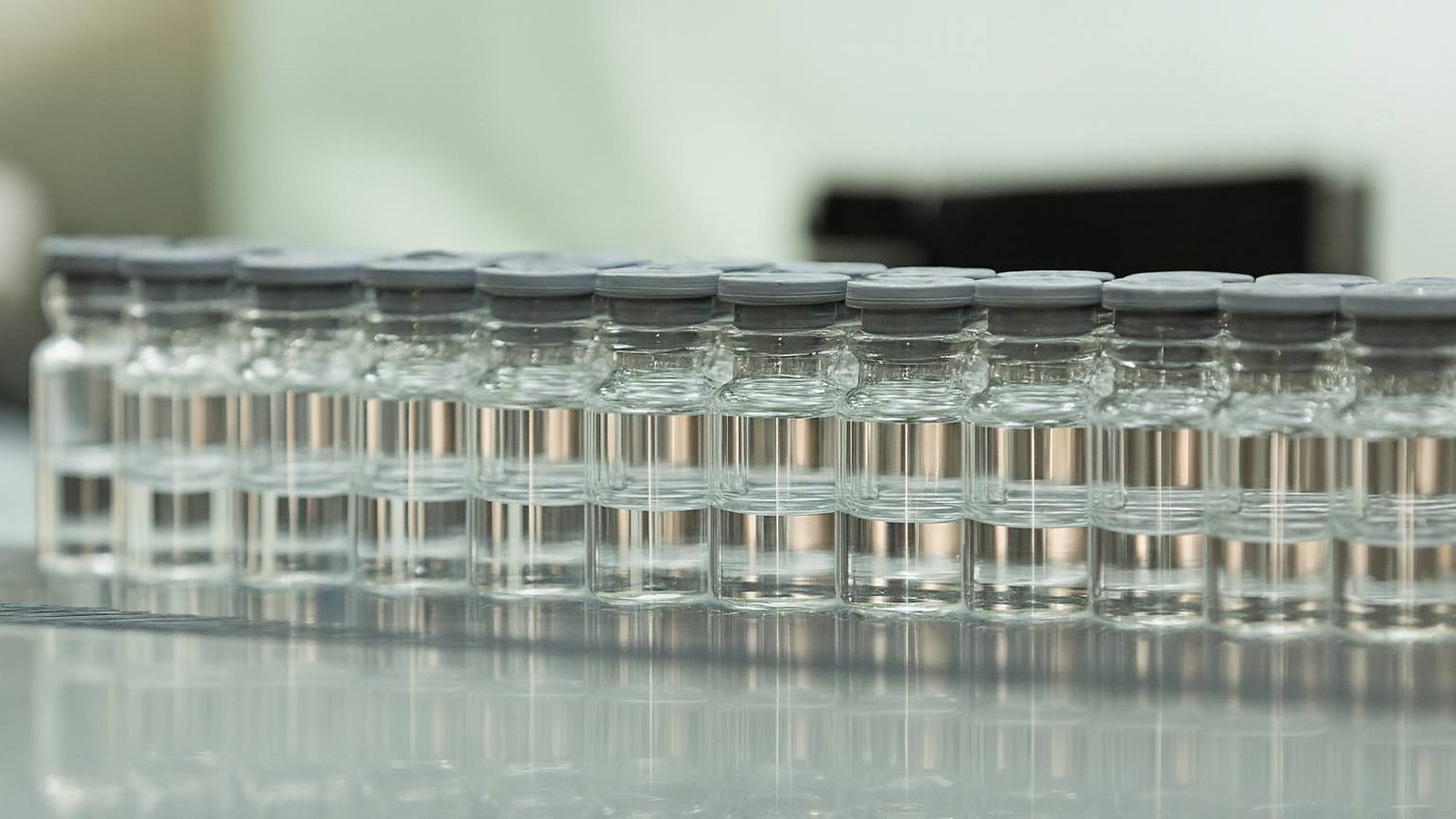 Стерильная укупорка флаконов после лиофилизации